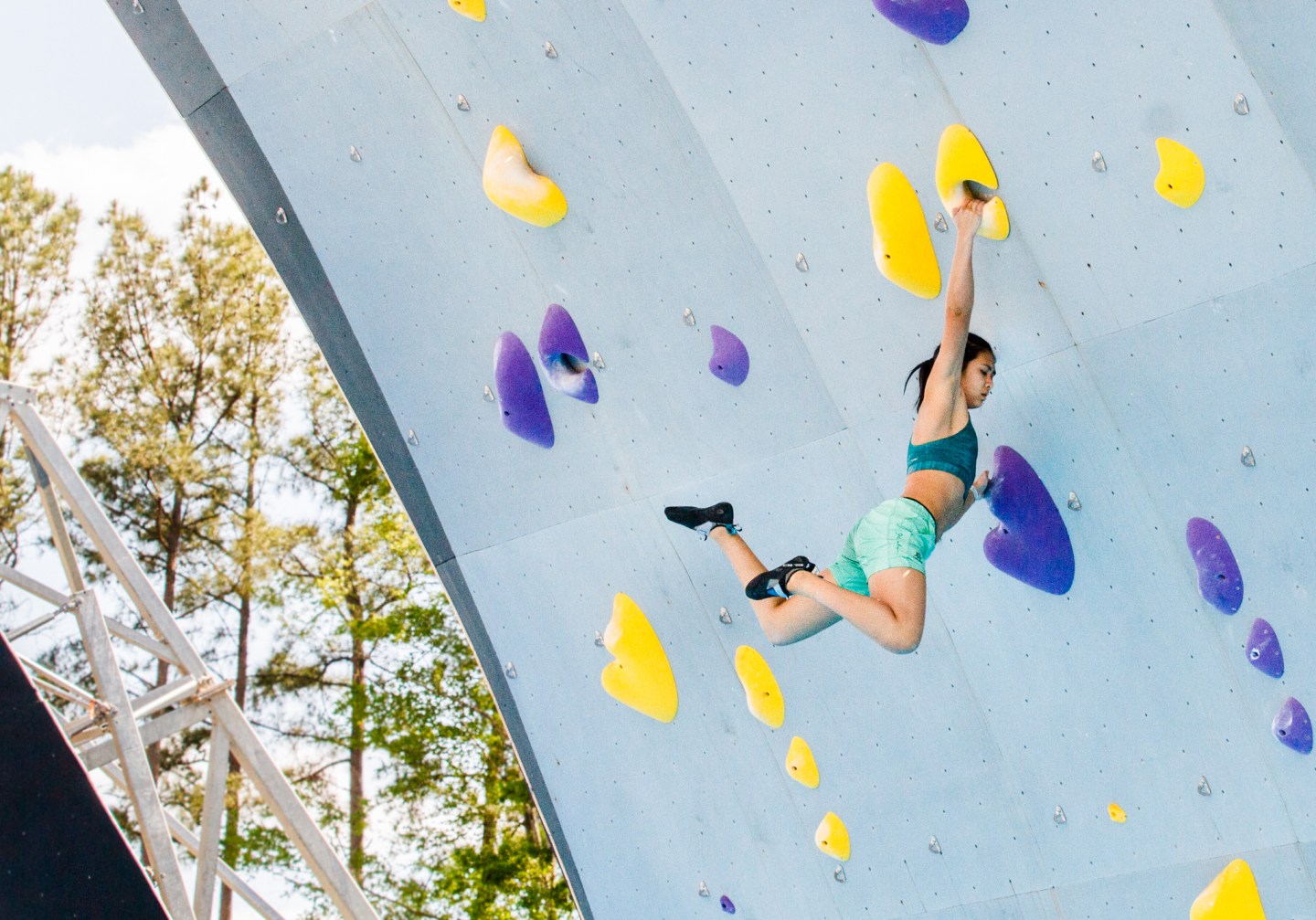 Arabella Jariel making a big move at the 2017 Tuck Fest Deep Water Solo Comp | Photo credit: Jennie Jariel